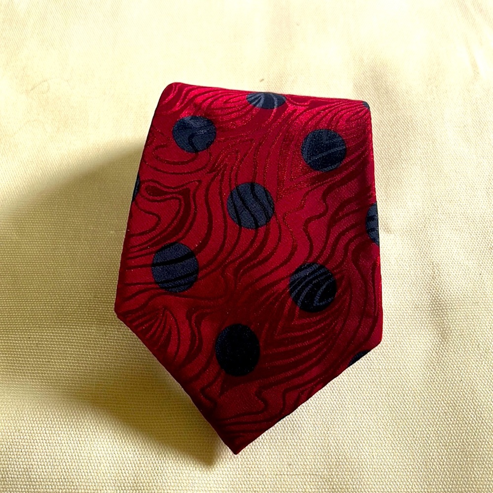 Harry Rosen Men’s Silk Necktie. Maroon with navy dots
